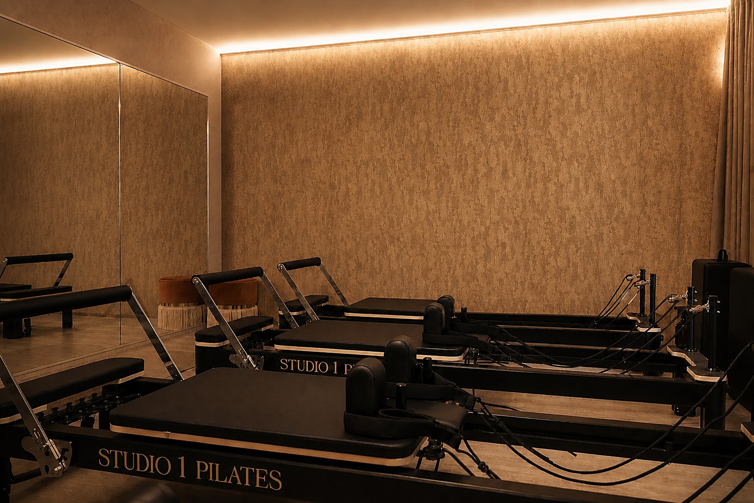 De reformers in Studio 1 Pilates Rotterdam Alexandrium, met gouden Studio 1 Pilates belettering